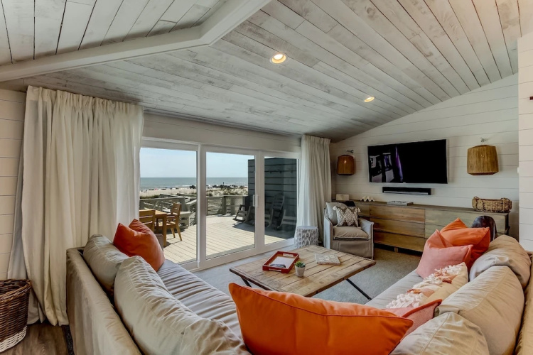 Stunning House With Oceanfront Deck and Direct Access to Beach by Redawning