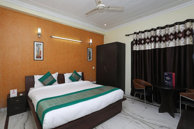 OYO 11606 Hotel K R Group