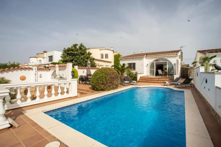 3 Bedrooms Villa