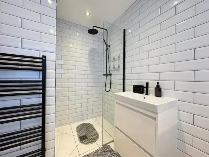 4 Guests - 2 Bedrooms - Parking - 9min City Centre