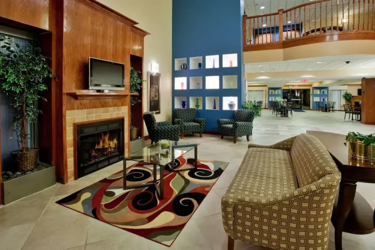 Holiday Inn Express & Suites Suffolk