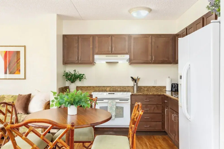 Waikiki Banyan 3409