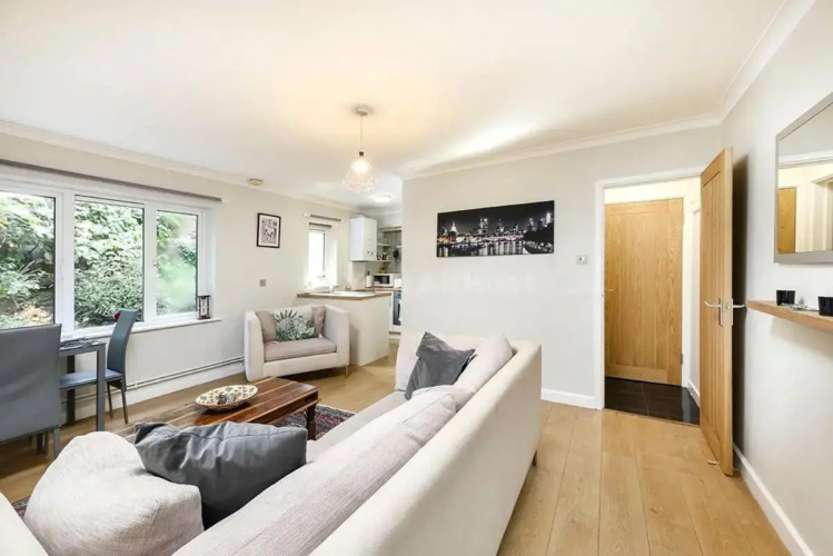One bedroom central Slough with parking