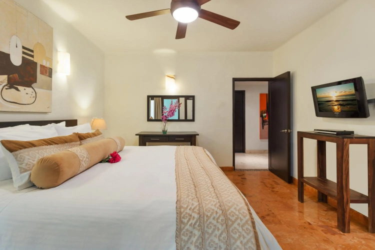 El Taj Oceanfront & Beachside Condo Hotel