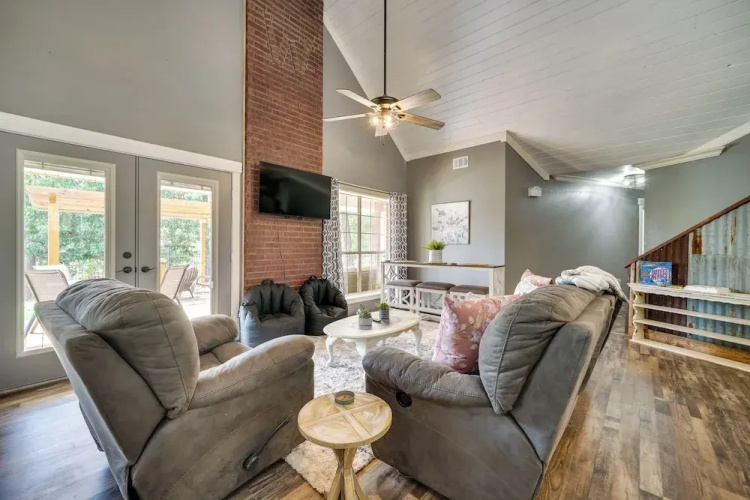 Broken Bow Vacation Rental w/ Pool & Hot Tub!