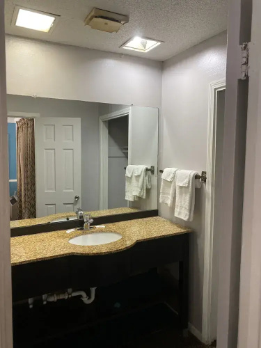 Colonial Manor Motel