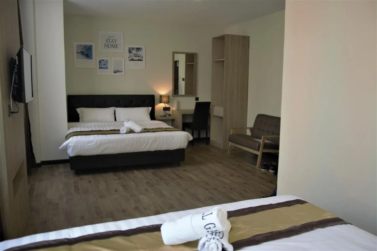 Quadruple Family Suite