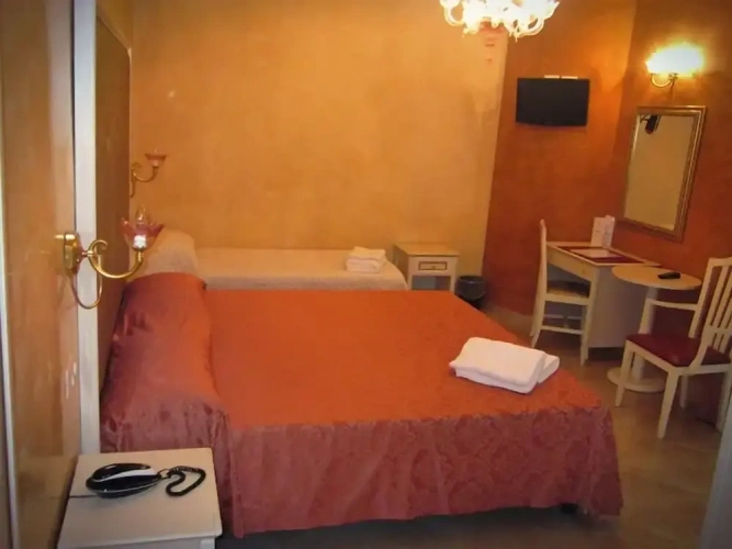 Standard Triple room with partial sea view