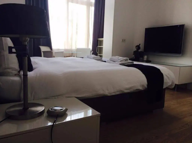 Hotel Room11