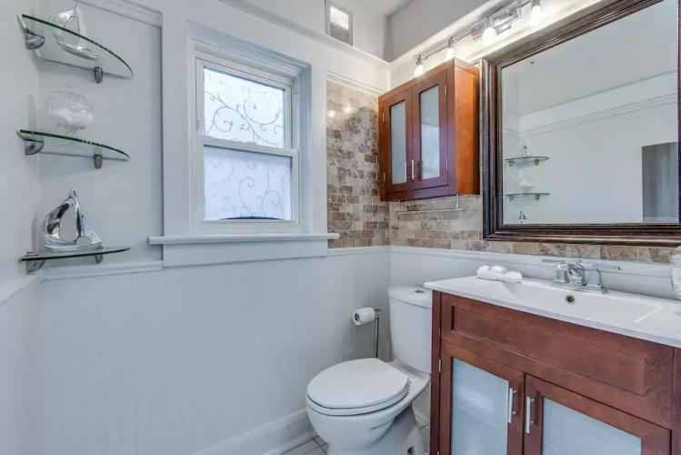 Applewood Suites - 4 BDRM Danforth House