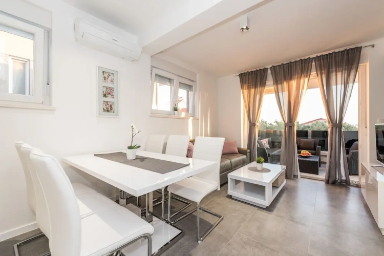 2 Bedrooms Luxury Apartment with balcony