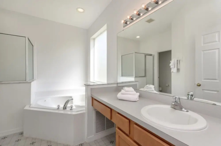 2696 La Isla Court