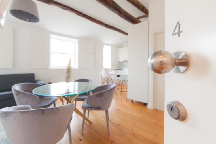 2 Bedrooms Apartment