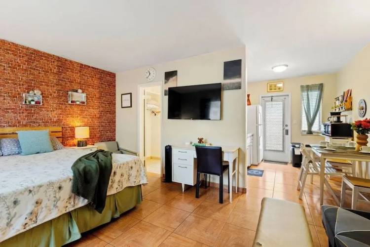 Pet Friendly Stylish Studio in Hollywood