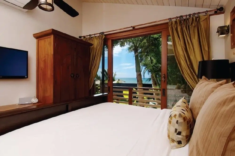 3 Bedrooms Cottage oceanfront