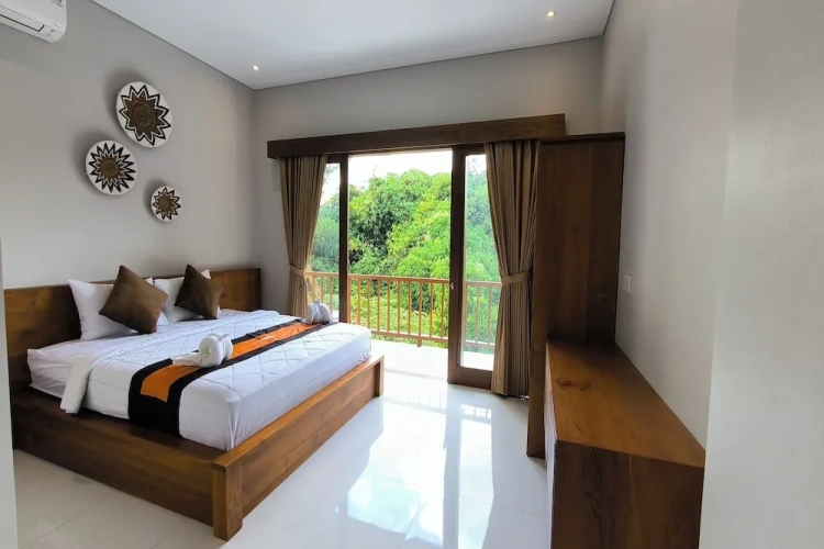 2 Bedrooms Standard Family room with balcony