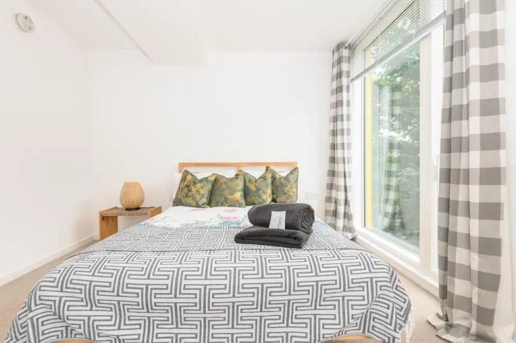 Leeds - Sleeps 4 - Free Parking - Pet Friendly