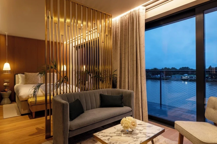 Junior Suite with balcony and with river view
