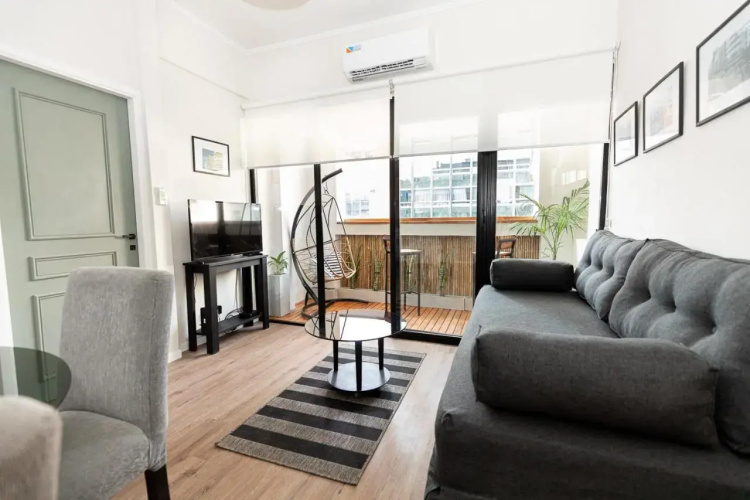 "El Farolito Apartment"