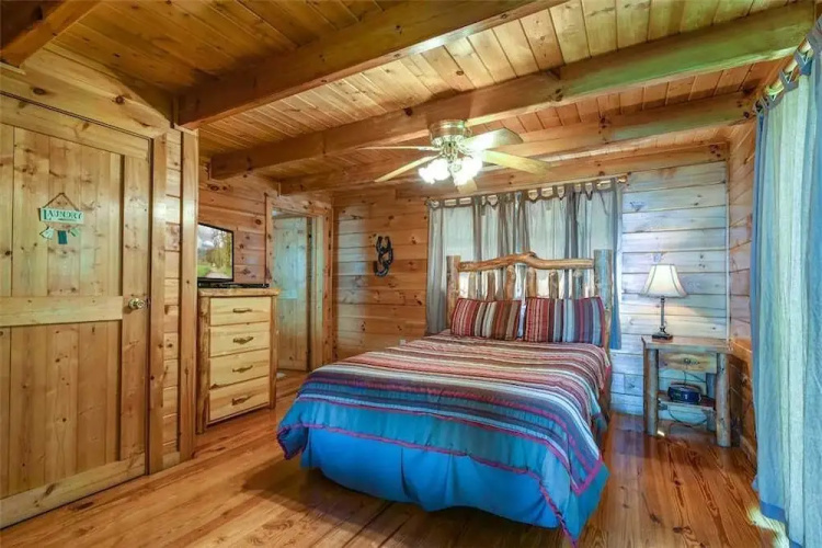 Solid Gold 1 Bedroom Home with Hot Tub