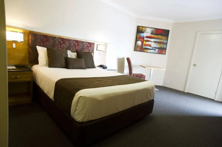Noah's Mid City Motor Inn