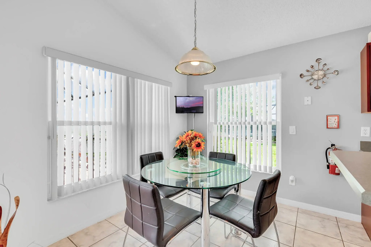 IC2539OL - 4 beds pool home - Water view