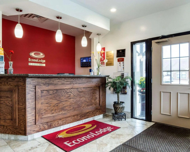Econo Lodge Lawrence near University