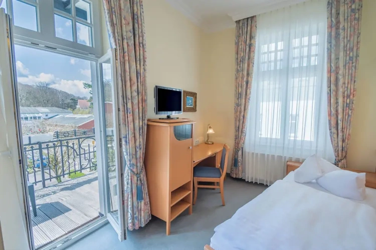 Standard Single room with balcony and with courtyard view