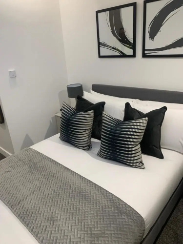 21 The Hallmark Bond St - Rhys Davis