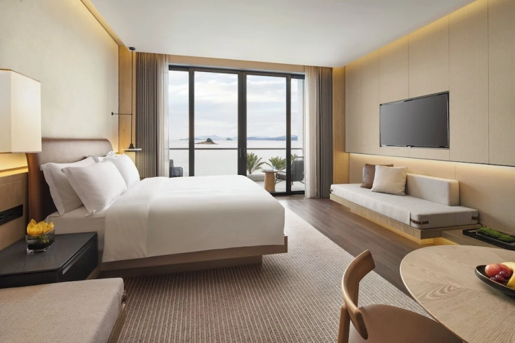 Classic High Floor Club Lounge Access Double room with balcony and with ocean view
