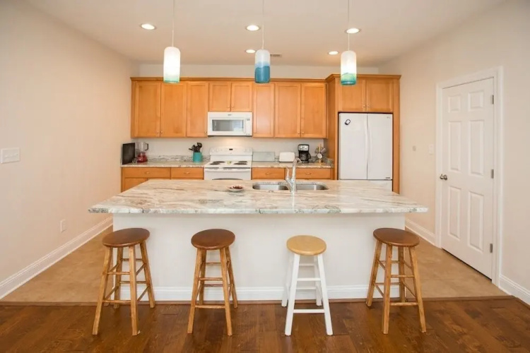 Serenity Now 4 Bedroom Condo by Redawning