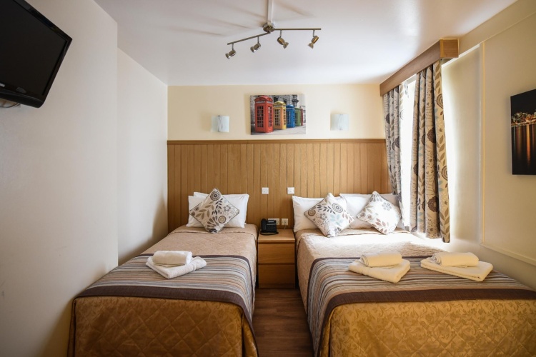 Standard Triple room