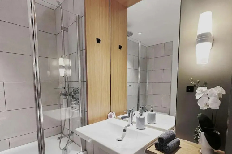 East London 2-bed Apt Sleeps 4, 7 min Walk to Tube