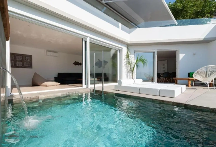 4 Bedrooms Cottage