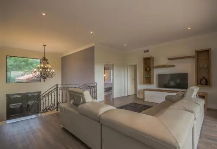 8 Tinderwood Lane