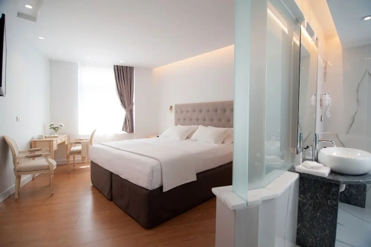 Superior Double room with city view