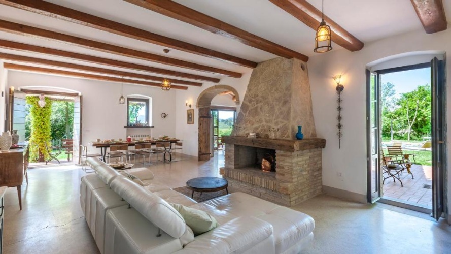 6 Bedrooms Villa