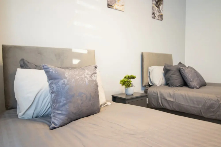 London Apt - Sleeps 4 - Parking - Wifi