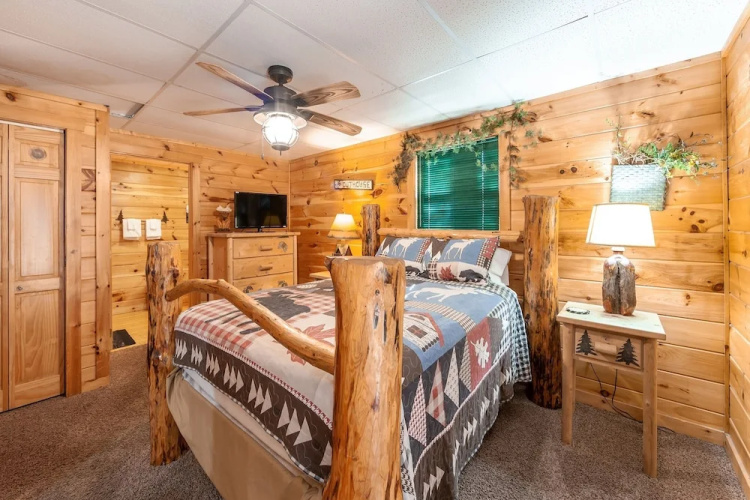 Moose Tracks 3 Bedroom Cabin by RedAwning