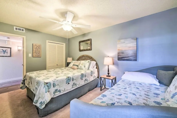 Bright and Breezy Condo, 2 Mi to Whitecap Beach!