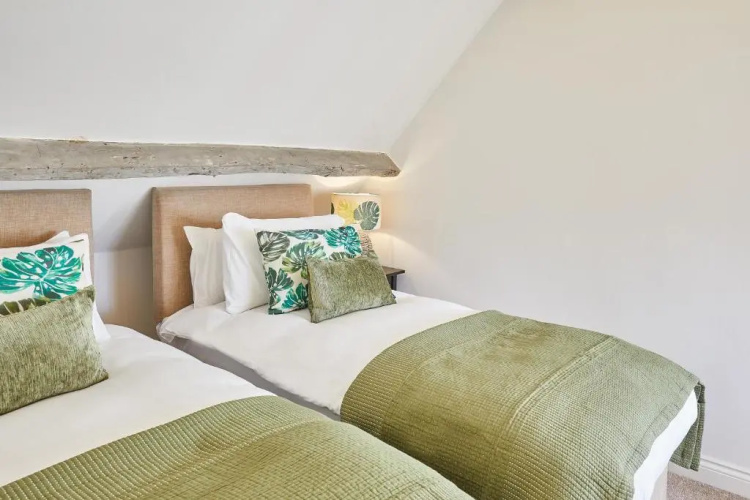 Host Stay Waterlily Cottage