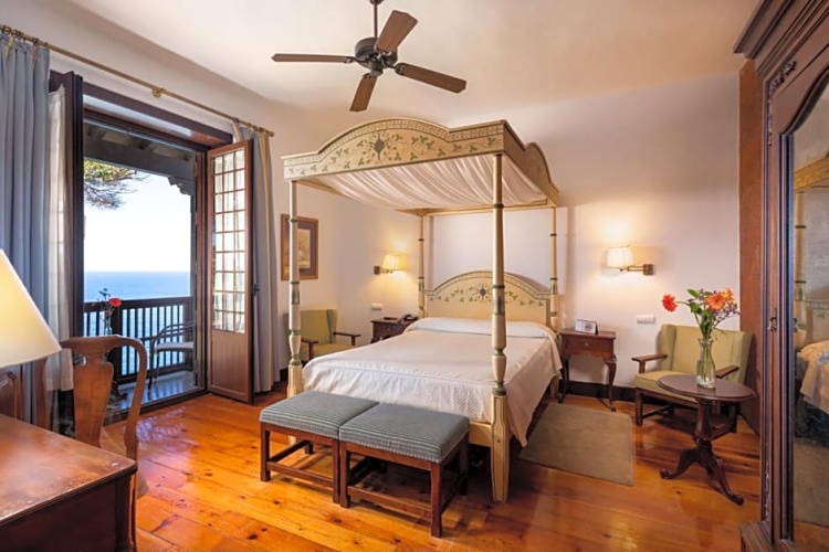 Superior Twin room with partial sea view