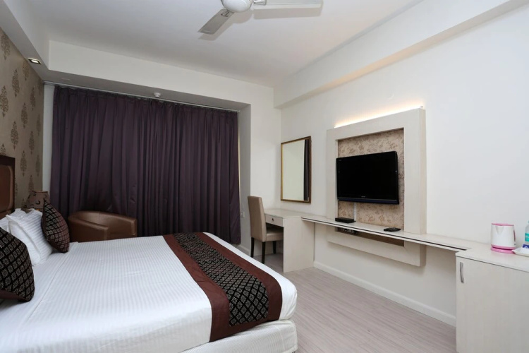 OYO 10965 Emblem Hotel