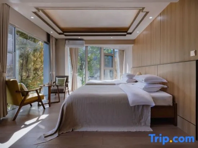 Standard Twin room with lake view
