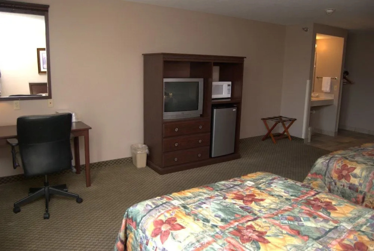 Commodore Resort