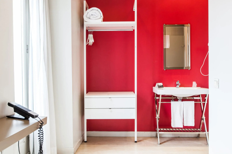 Hotel Chic And Basic