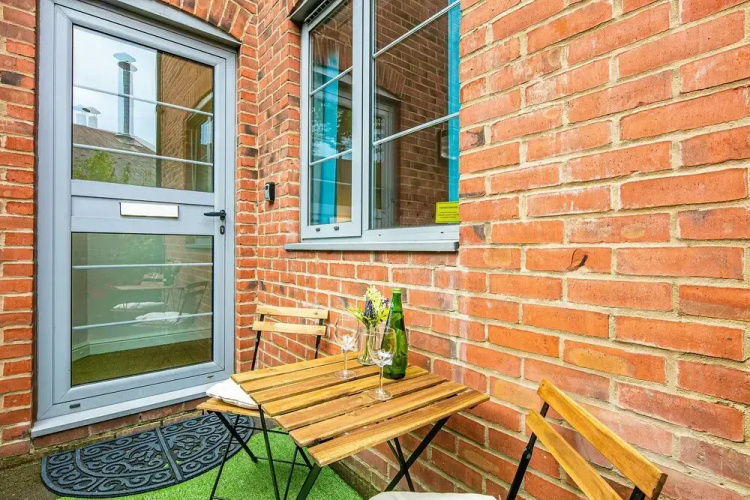 Cosy 1 Bedroom Private Patio by Opulent