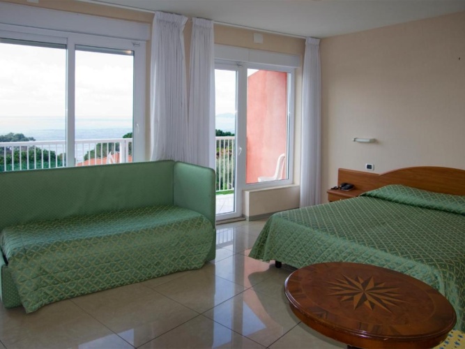 Standard Triple room with sea view