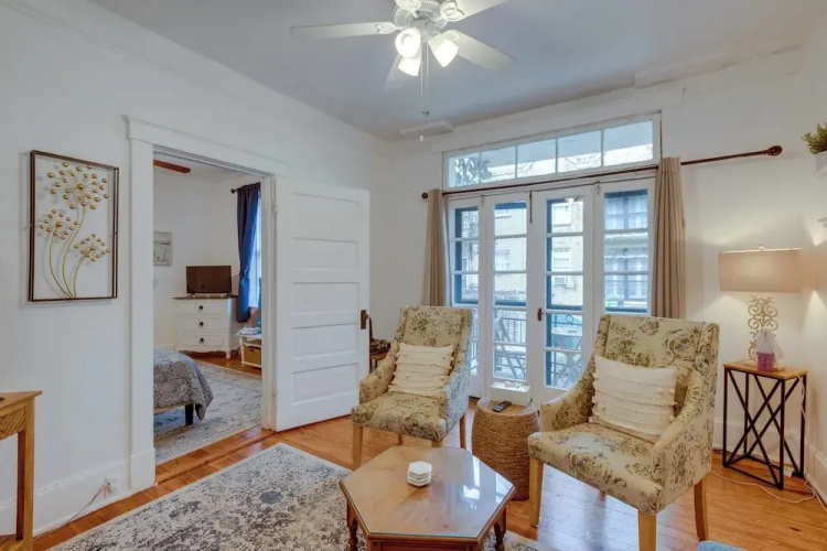 Walkable Savannah Escape in Historic District!