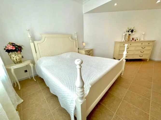 Luxury, Spacious, Beachfront, 3BD Apartment with private beach access!